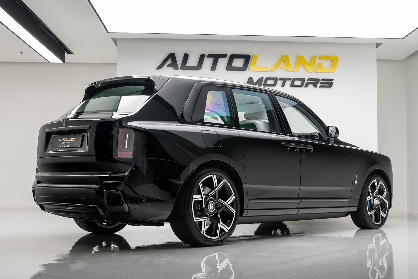 2025 ROLLS ROYCE CULLINAN BLACK BADGE GCC| HIGH SPEC | BESPOKE SOUND SYSTEM | STARLIGHT HEADLINER | DEALER WARRANTY AND SERVICE |